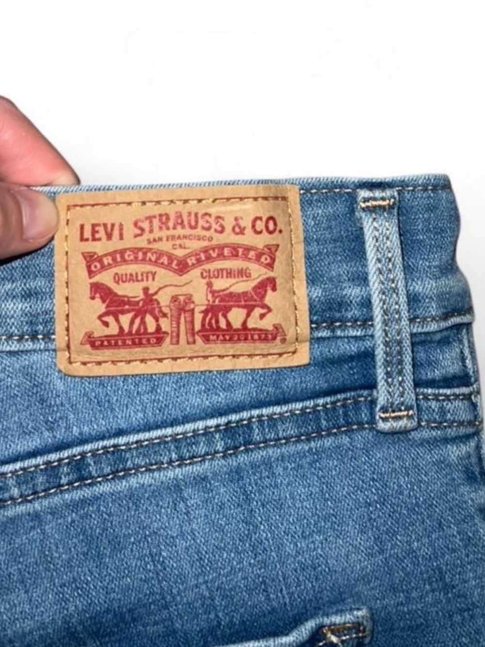 Levi's Women’s Light Washed Summer Casual Denim Bermuda Shorts Size 28 Waist - Picture 5 of 5